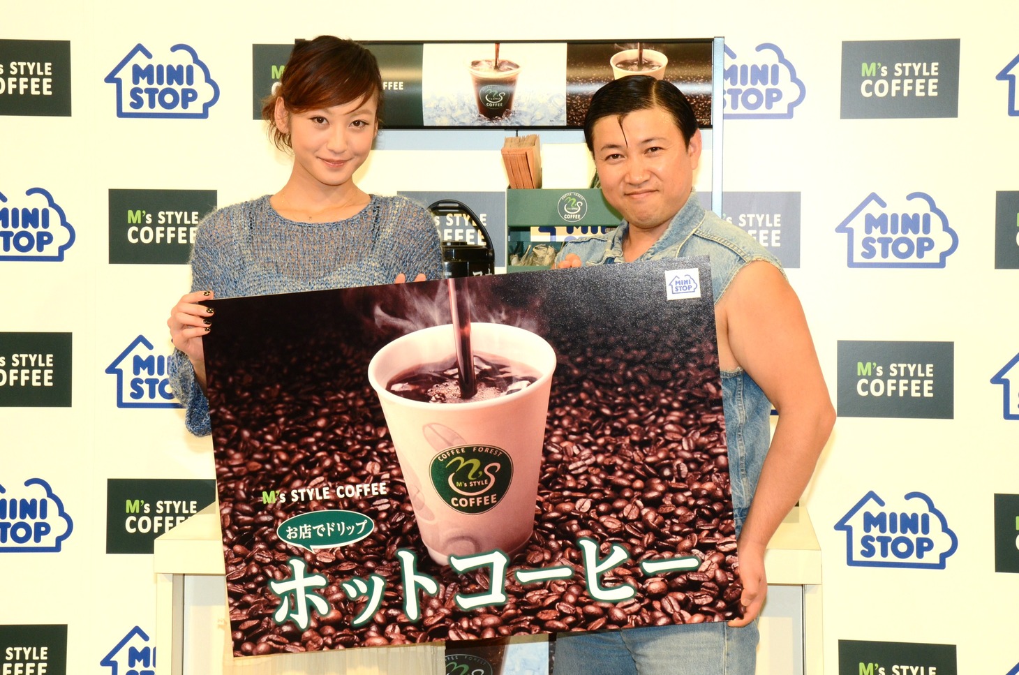 「ミニストップ M's STYLE COFFEE『“できれば”1000万人に飲んでほしいっ！』PRイベント」にゲストとして登場したスギちゃん（右）と西山茉希（左）。