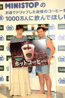 スギちゃん（右）と西山茉希（左）。