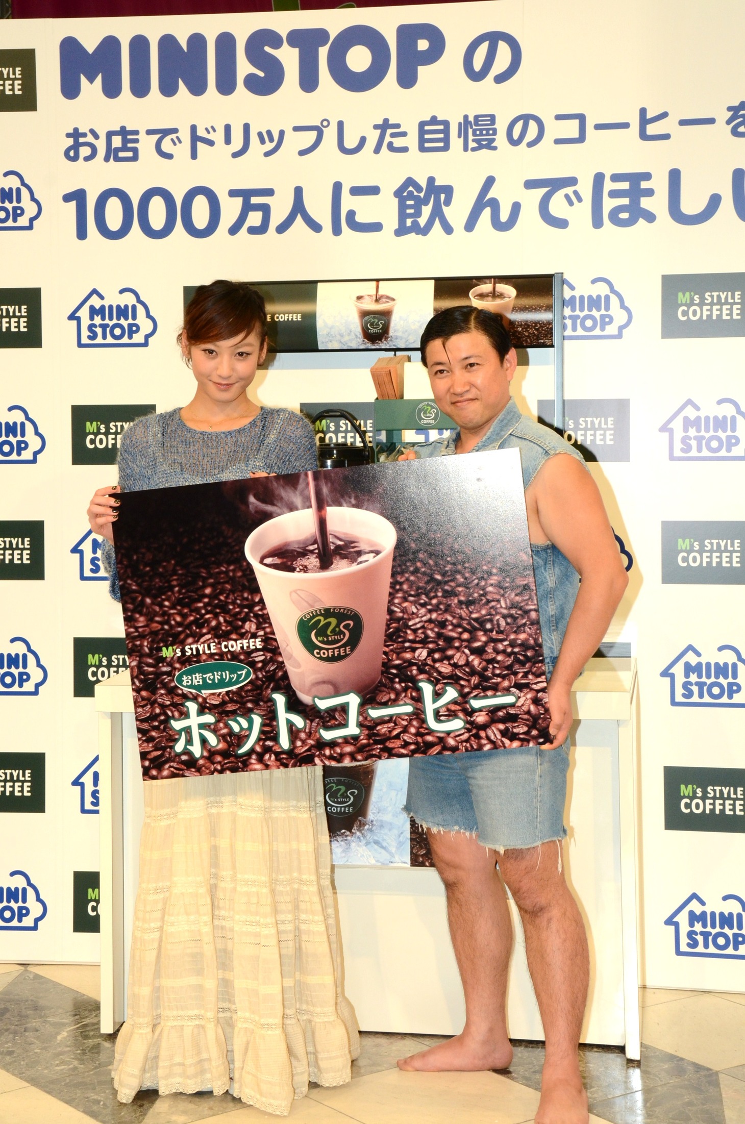 スギちゃん（右）と西山茉希（左）。
