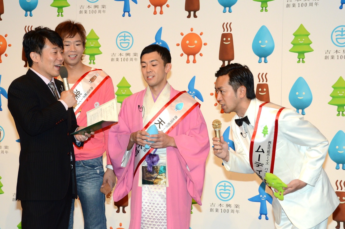 腰低く挨拶するムーディ勝山（右）。