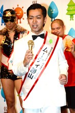 「記者会見に来たプレスを左へ受け流す歌」を披露するムーディ勝山。