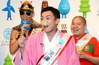 「偉人あるある」をカタコトで披露する天津・木村。