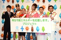 新ユニット「再生可能ボーイズ」の（右から）ムーディ勝山、天津・木村、楽しんご、三瓶、レイザーラモンHGと、会見で司会を務めたペナルティ・ヒデ（左端）。
