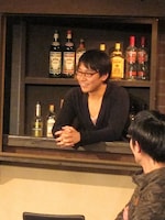 バーカウンターで恐怖体験を語った和田。“笑えるクズ”野田に対して、“水面下のクズ”と評された。