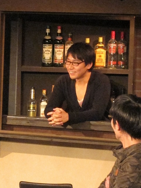 バーカウンターで恐怖体験を語った和田。“笑えるクズ”野田に対して、“水面下のクズ”と評された。