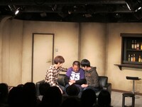 東京・千本桜ホールにて開催された「スパローズpresentsトークライブ『吊るし上げ』」。スパローズにギュウギュウに詰め寄られる大将。