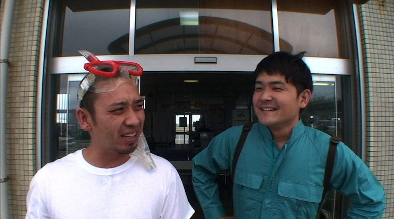 「いきなり！黄金伝説。」で鹿児島県の沖永良部島を訪れ、素潜り生活に挑む千鳥。(c)テレビ朝日