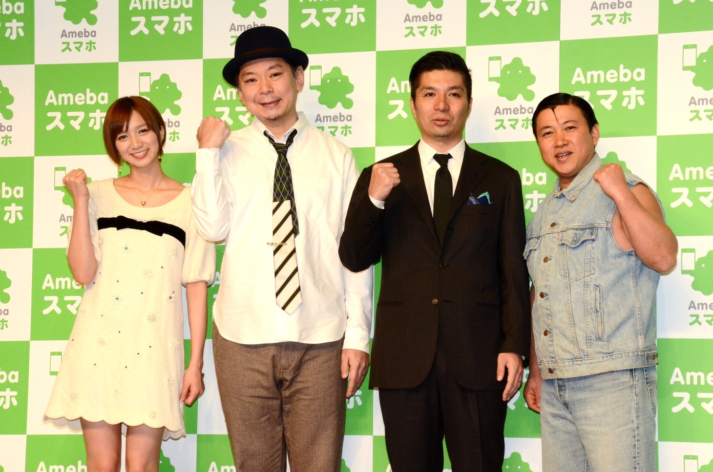 「Amebaスマホ新CM発表会」に登場した（左から）芹那、鈴木おさむ、藤田晋サイバーエージェント社長、スギちゃん。