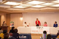 吉本興業創業100周年記念公演「吉本百年物語12月公演『日本全国、テレビで遊ぼ』」の会見の模様。