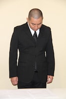 会見冒頭、深々と頭を下げるRG。(c)河村正和（フォトプロ）