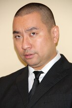 緊急記者会見動画にてソロDVD発売を発表したレイザーラモンRG。(c)河村正和（フォトプロ）