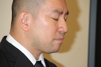 会見中何度も目をつむり今回のことを深く考えている様子のRG。(c)河村正和（フォトプロ）