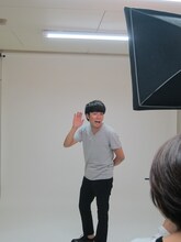 ドコモの新サービス「しゃべってキャラ」の「よしもと芸人しゃベキャラ」の撮影をしているピース綾部。