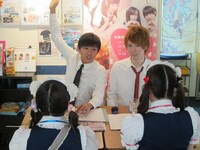 いろいろと質問する2人。