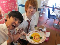 オムライスにイラストを描いてもらった2人。その味も絶賛。