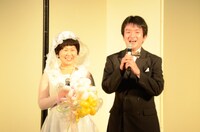 「結婚報告演芸会」を開催した新婚の中津川弦（右）と妻・カヨコさん。