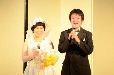 「結婚報告演芸会」を開催した新婚の中津川弦（右）と妻・カヨコさん。