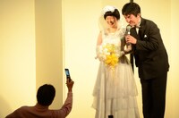 客席から写メを撮るおぼんこぼん・おぼん（左）。