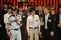 「日清食品 THE MANZAI 2012」の本戦サーキット4日目で3位になったスーパーマラドーナ（中央）。