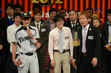 「日清食品 THE MANZAI 2012」の本戦サーキット4日目で3位になったスーパーマラドーナ（中央）。