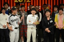 「日清食品 THE MANZAI 2012」の本戦サーキット4日目で2位になったNON STYLE（中央）。