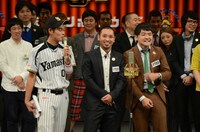 「日清食品 THE MANZAI 2012」の本戦サーキット4日目で1位になった千鳥（中央）。