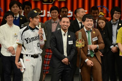 「日清食品 THE MANZAI 2012」の本戦サーキット4日目で1位になった千鳥（中央）。