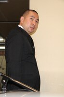 何度も振り返り頭を下げながら会場を去ったRG。(c)河村正和（フォトプロ）