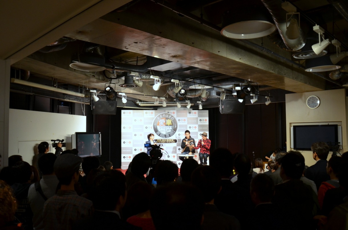 「おぎやはぎの愛車遍歴 NO CAR,NO LIFE!」DVD発売記念イベントの模様。