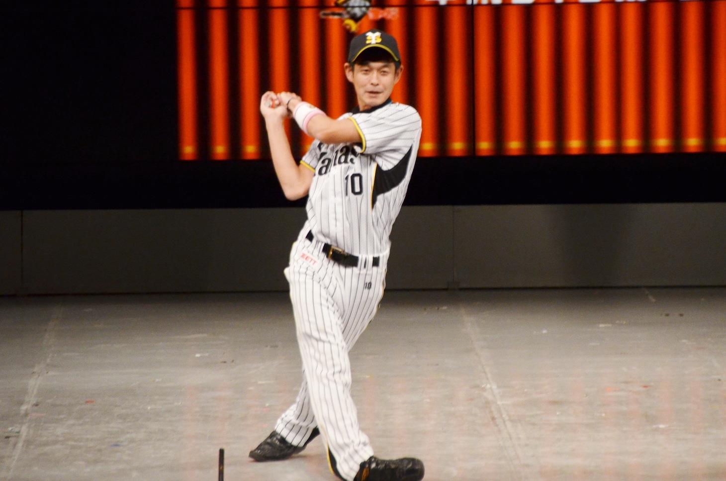 オープニングで「流し打ちをしたときのオマリー」の形態模写をするMCの山田スタジアム。