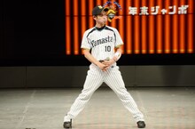 10組がネタを終えた中間地点で「ストライクの判定にやたら不服そうな金本」の形態模写を披露する山田スタジアム。