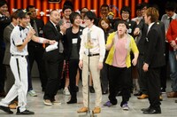 「日清食品 THE MANZAI 2012」の本戦サーキット4日目、審査結果の発表を待つフリータイムで「利き相方」に挑戦し、見事成功させたスーパーマラドーナ田中（中央）。