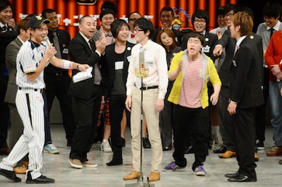 「日清食品 THE MANZAI 2012」の本戦サーキット4日目、審査結果の発表を待つフリータイムで「利き相方」に挑戦し、見事成功させたスーパーマラドーナ田中（中央）。