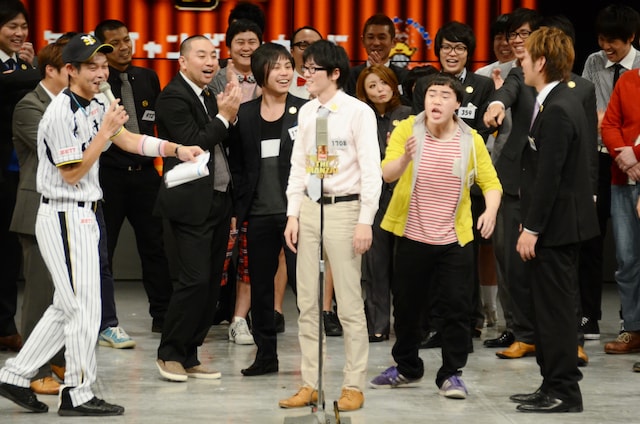「日清食品 THE MANZAI 2012」の本戦サーキット4日目、審査結果の発表を待つフリータイムで「利き相方」に挑戦し、見事成功させたスーパーマラドーナ田中（中央）。