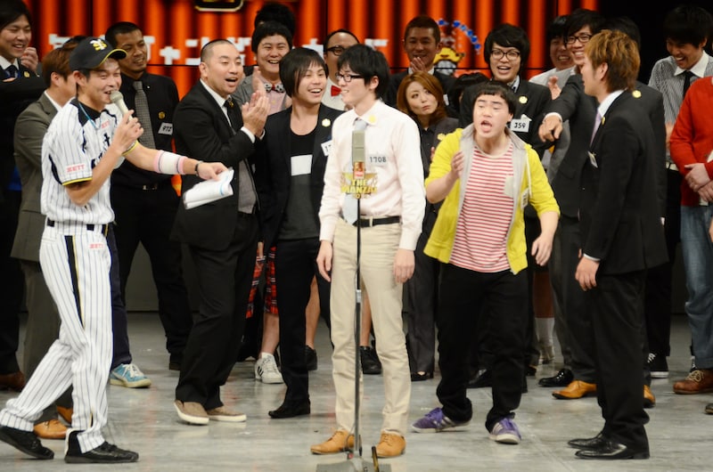 「日清食品 THE MANZAI 2012」の本戦サーキット4日目、審査結果の発表を待つフリータイムで「利き相方」に挑戦し、見事成功させたスーパーマラドーナ田中（中央）。