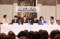 コント「民放シンポジウム」の一場面。(c)吉本興業