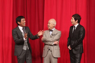 「サタデーナイトライブJPN」にゲスト出演した小堺一機（中央）と、明石家さんま（左）、今田耕司（右）。(c)吉本興業