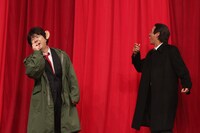 「踊る大捜査線」のパロディコントに登場する小堺一機（左）と明石家さんま（右）。(c)吉本興業