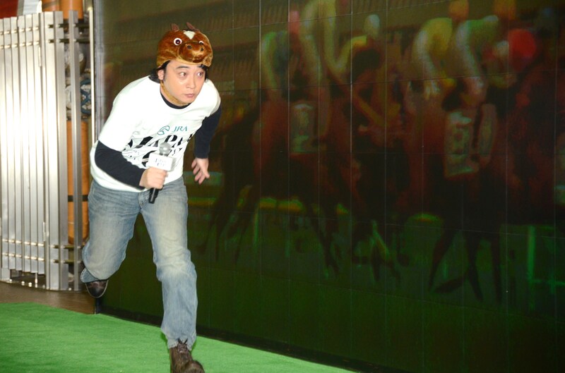 全長約14メートルの巨大な映像広告「デジタルサイネージ」に上映されるレースの映像にあわせて全速力で走る斉藤。