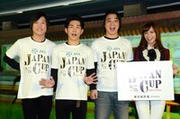 JRAの「ジャパンカップ競走」開催記念キャンペーン「ステーションケイバ」のお披露目記者発表会に登場したジャングルポケットと優木まおみ（右）。