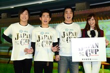 JRAの「ジャパンカップ競走」開催記念キャンペーン「ステーションケイバ」のお披露目記者発表会に登場したジャングルポケットと優木まおみ（右）。