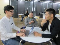 「THE MANZAI」本選サーキット2回目前に打ち合わせをするレイザーラモンと、鄭哲根に似ている作家・北畑。