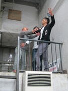 RGのケータイを取り上げ落とそうとするHG。