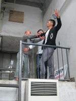 RGのケータイを取り上げ落とそうとするHG。