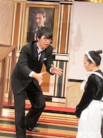 東京・神保町花月にて上演された、キングコング西野脚本、新選組リアン主演、ブロードキャスト房野出演の舞台「THE 大航海デイズ」の一場面。