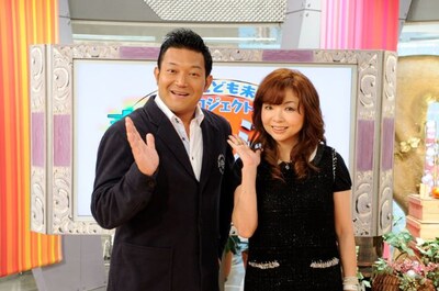 12月8日（土）放送、「ABCこども未来プロジェクト『夢への決断』」の司会を務めるハイヒール・モモコと山口智充MC。(c)ABC