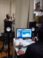 レコーディングスタジオの様子。仕切りは布で、スタッフが笑いをこらえながら無言であるあるを聞いていた。