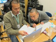 「ここのBメロをもうちょっと」など、何度も打ち合わせを重ねるRGとレコーディングスタッフ。