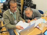 「ここのBメロをもうちょっと」など、何度も打ち合わせを重ねるRGとレコーディングスタッフ。