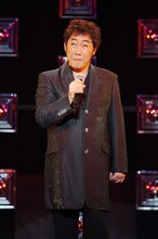 DVD「コロッケ アコースティック ものまねライブ」イメージ写真。(c)2012 AMGエンタテインメント